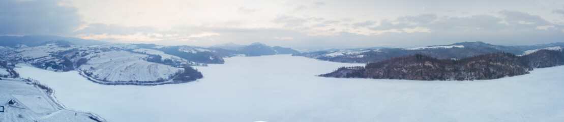Obraz premium Czorsztyn Lake in Pieniny National Park