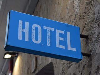 Fachada de hotel r&uacute;stico.