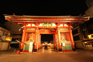 Fototapeta na wymiar 夜の浅草の浅草寺