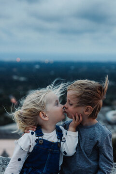 deux enfant se font un bisou innocent sur la bouche