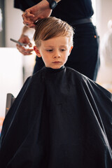 petit gar&ccedil;on chez le coiffeur