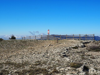 mirador del pla de guardia, con barandilla protectora de madera, mirando a las montañas de prades,...