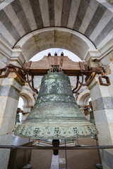Fototapeta premium View of a bell situated on top of the leaning tower in Pisa, Italy