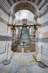 Obraz premium View of a bell situated on top of the leaning tower in Pisa, Italy