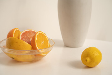 テーブルの上のレモンとオレンジ