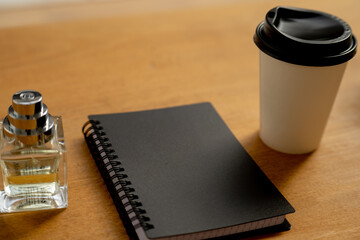 黒いメモ帳とコーヒー