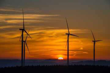 Obraz premium Windräder im Sonnenaufgang