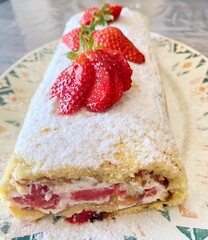 roulé de génoise à la chantilly et mascarpone aux fraises