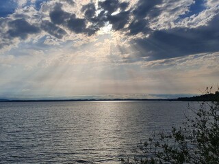 Sonnenstrahlen fallen durch Wolken