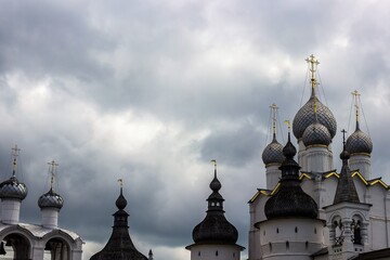 Fototapeta na wymiar Russia, Rostov, July 2020. Stormy sky over the temple complex.
