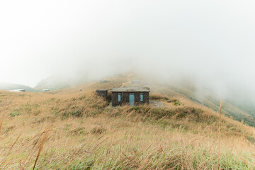 Obraz premium Epic Misty Morning Landscape of Sunset Peak on Lantau Island, Hong Kong