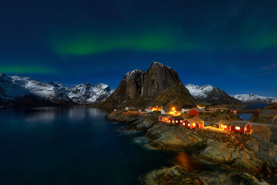 Northern lights in the village of Hamnoy, Norway, Lofoten islands, Scandinavia © janmiko