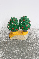 Bäume aus Kieselsteinen. Kieselsteine bemalt.