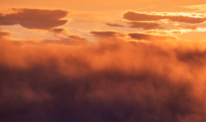 Obraz premium Sunset sky background. Beautiful sunset with bright dramatic clouds.