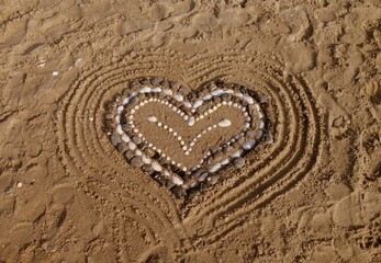 Herz aus Muscheln am Strand