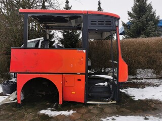 Wrak starego czerwonego autobusu
