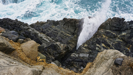 Obraz premium Felsen in der Brandung des Atlantischen Ozeans bei Ajuy auf Fuerteventura