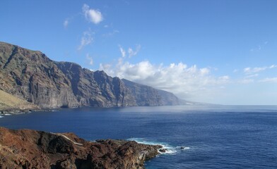 Obraz premium Paisaje panorámico de los Gigantes desde el cabo de Teno en el sur de la isla de Tenerife, Islas Canarias, España.