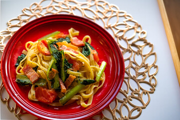 小松菜とトマト、ベーコンのフェットチーネ