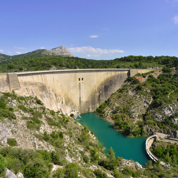 Carré barrage du Bimont et le ciel bleu dans le Massif de la Sainte Victoire à Aix en Provence (13100), département des Bouches-du-Rhône en région Provence-Alpes-Côte-d'Azur, France