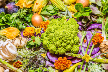 verduras y hortalizas frescas encima de una mesa: 6