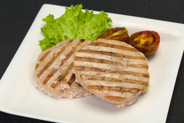 Grilled tuna steak with kumato