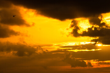 Sobrevoo de helicóptero durante o pôr-do-sol.