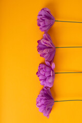 Fioletowe kwiaty na żołtym tle