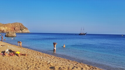 Obraz premium people walking on the beach