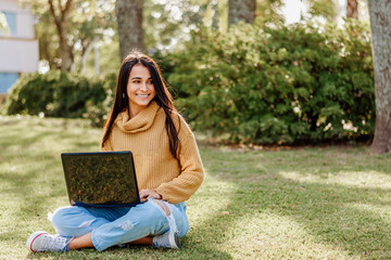 Chica Argentina Latina con computadora sonriendo