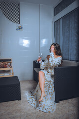 Mujer con vestido largo y copa de vino