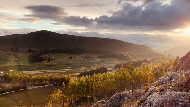 Bello atardecer en las monta&ntilde;as de Cajamarca Per&uacute;