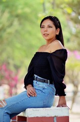 Mujer joven en parque gozando de buena salud al aire libre