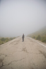 Obraz premium Hombre entre la niebla de la montaña