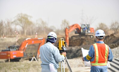 建設工事を測量するエンジニア
