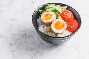 煮卵のどんぶり