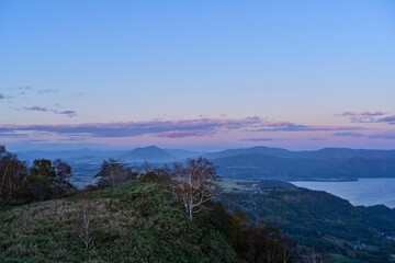 夕焼けに染まる羊蹄山と洞爺湖の情景＠北海道