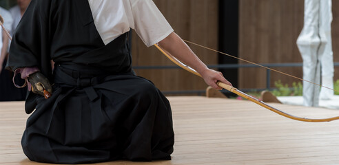 弓を構える人物