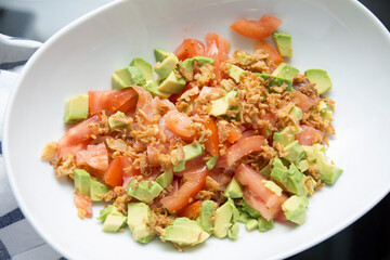 ensalada de salmon tomate y aguacate comida mediterranea