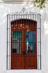 Obraz premium Puerta de madera y rejas, contorno blanco-Centro historico de Oaxaca.
