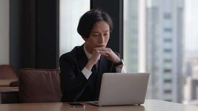 オフィスでパソコンを使うビジネスマン