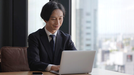 オフィスでデスクワークをするビジネスマン