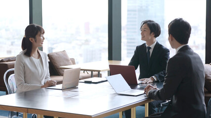 オフィスでミーティングをするビジネスグループ