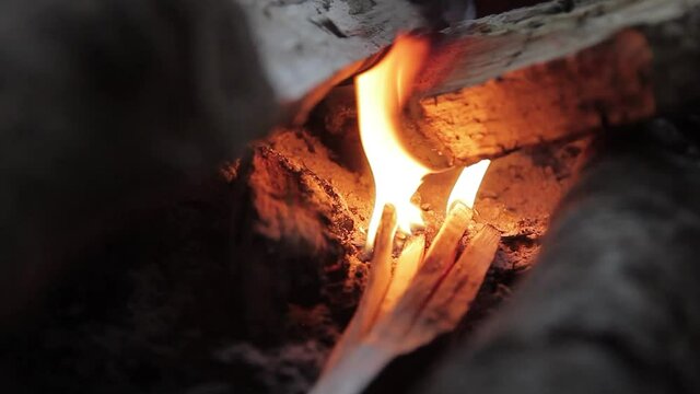 plano cerrado de un horno de campo, le&ntilde;a para cocinar sobre piedra, calderos calentando la comida, cocina de campo, vacaciones en la monta&ntilde;a