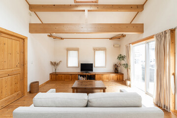 木を使ったデザインの一軒家のリビング