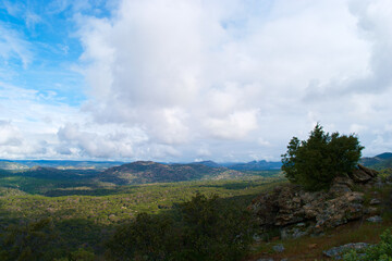 Naklejka premium krajobraz góry niebo chmury rośliny widok