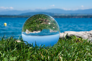 boule de crystal à la plage un jour ensoleillé