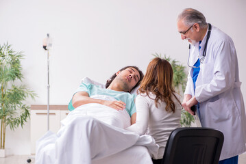 Obraz premium Young family at the hospital