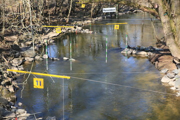 Kanuslalom in einem Fluss.