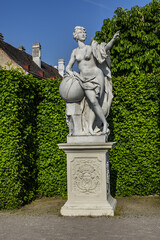 Obraz premium Ancient Sculptures in the public garden of Belvedere. Belvedere Palace (1724) was summer residence for Prince Eugene of Savoy. Vienna, Austria.